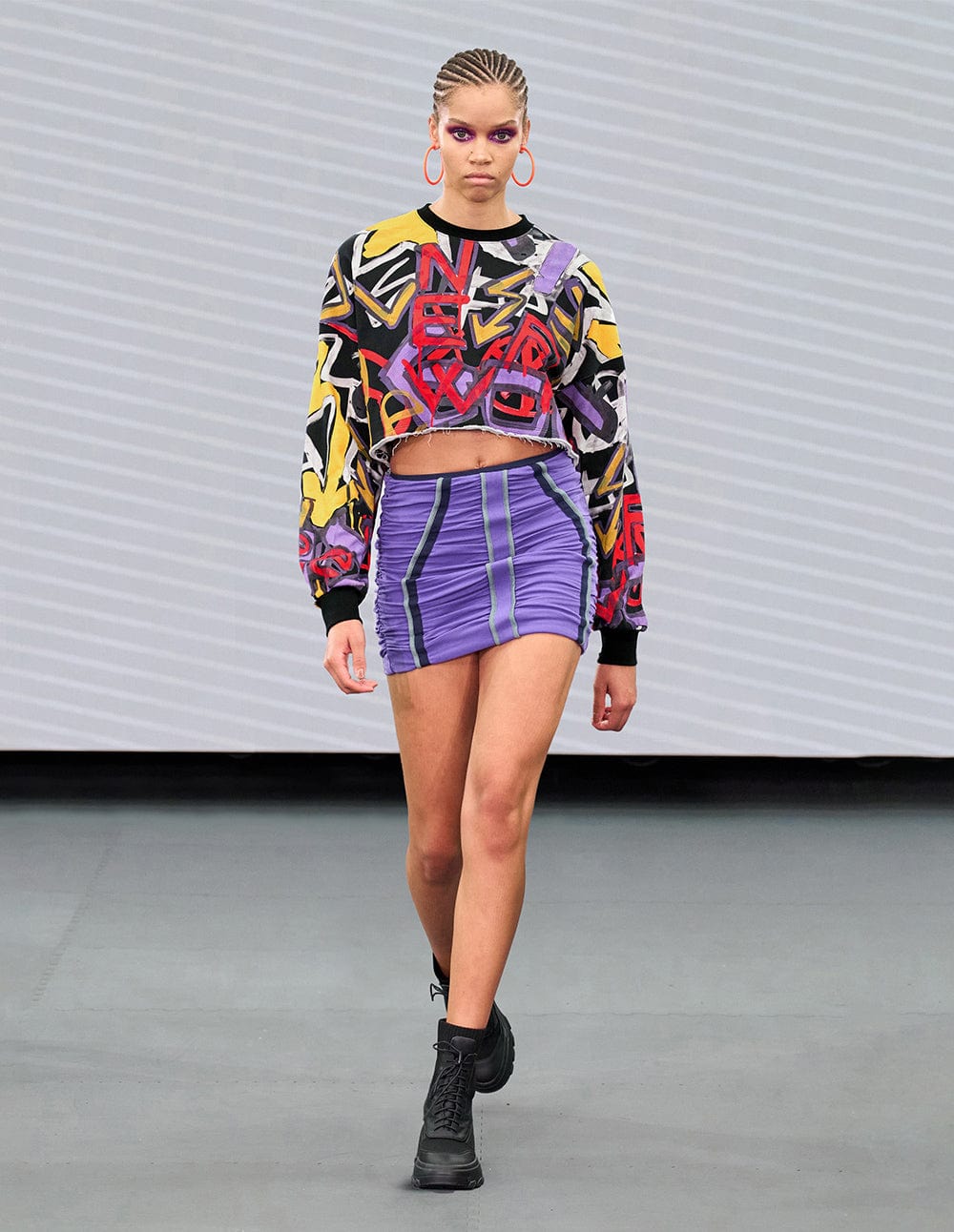 Women's Raw Edge Street Art Graphic Cropped Pullover